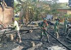 Dipimpin Danramil, TNI Bersama Warga dan Bhabinkamtibmas Bersihkan Puing Kebakaran di Desa Nepo