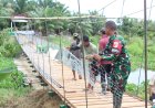 Personil Kodim1427/Pasangkyu percepatan Pemasangan Lantai dan Pagar Jembatan