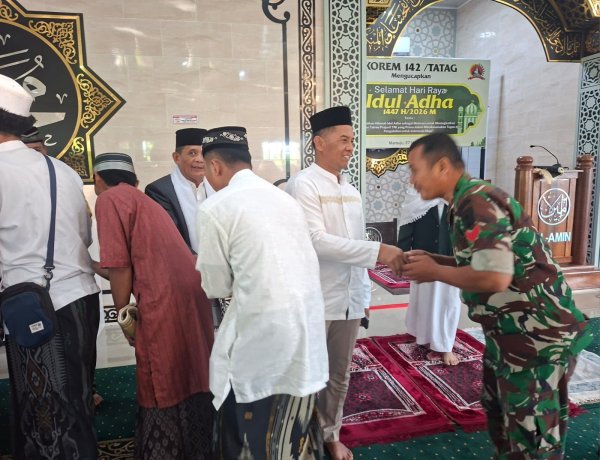 Danrem 142/Tatag Bersama Prajurit dan Masyarakat Laksanakan Shalat Idul Adha di Masjid Al-Amin Makorem 142/Tatag